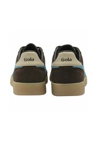 Braune Wildledersneaker mit cremefarbenen und blauen Akzenten, ausgestattet mit einem strukturierten Hinterteil, flachen braunen Gummisohlen und dem "Gola"-Logo auf der Ferse.