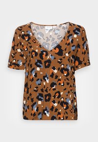 Haut marron à manches courtes avec un col en V, imprimé léopard en orange, bleu marine et bleu clair, avec une coupe ample et décontractée. Texture de tissu douce.