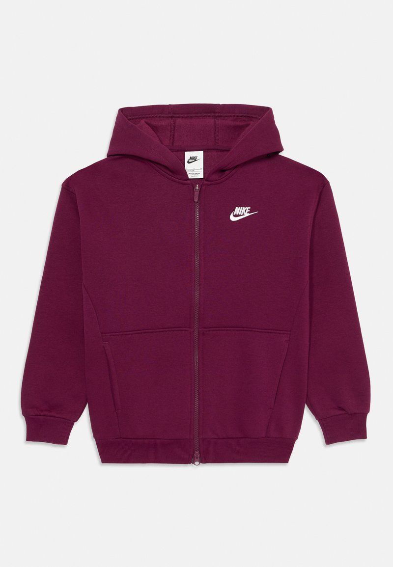 Sweatshirt Nike na cor bordeaux, com fecho frontal, capuz e bolsos tipo canguru. Apresenta o logo branco da Nike no peito, punhos e parte inferior canelados. Textura de tecido suave.