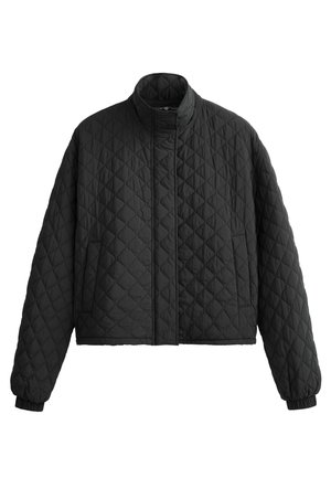 Šivana črna jakna z visokim ovratnikom, skrajšano zasnovo in elastičnimi manšetami. Ima diamanten vzorec in gladko teksturo po celotni površini.