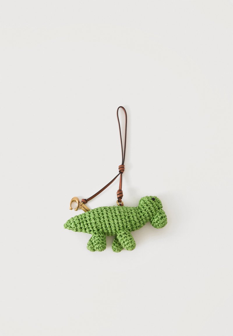 Petit porte-clés dinosaure vert au crochet avec boucle en cuir marron et fermoir en métal doré sur fond blanc.