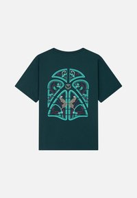 Donkerblauwe katoenen t-shirt met een kleurrijk, complex grafisch ontwerp op de achterkant, inclusief bloemmotieven en vlinderdetails.