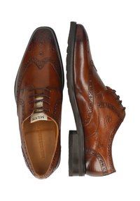 Scarpe eleganti in pelle marrone tipo brogue con dettagli perforati, lacci e suole in gomma nera, mostrate da angolazioni superiori e laterali.