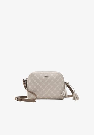 Sac bandoulière en cuir texturé beige clair avec un motif géométrique blanc, fermeture à glissière et accents de pompon. Bandoulière ajustable incluse.