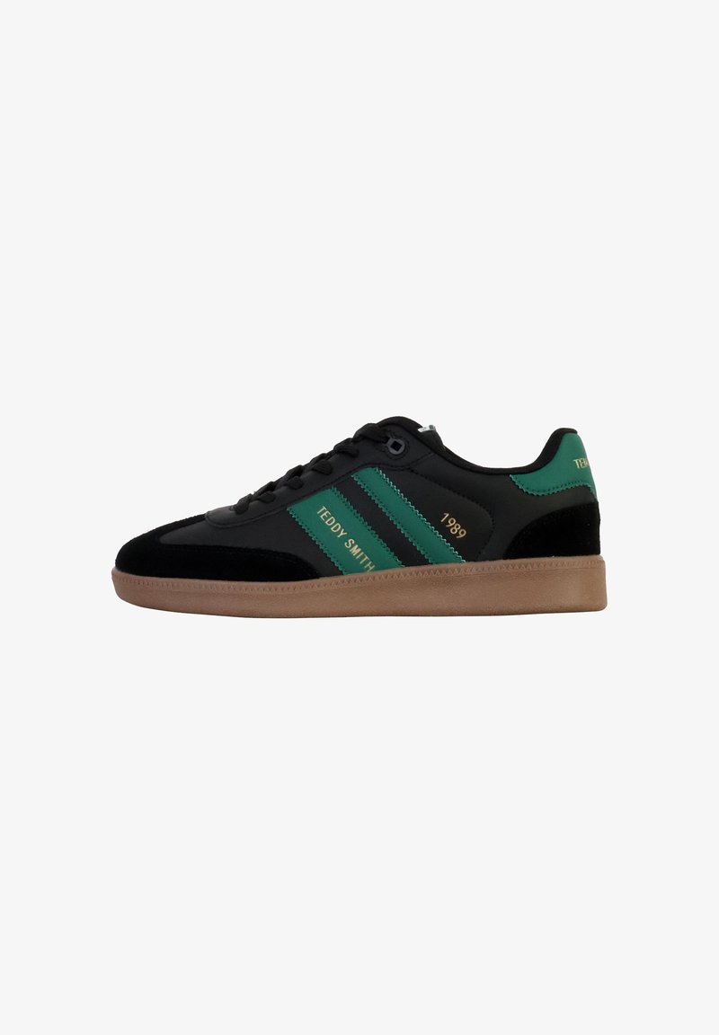 Baskets noires avec des rayures vertes, dessus en daim et synthétique, fermeture à lacets plats, bout arrondi et semelle en caoutchouc beige. Comprend des détails de marque.