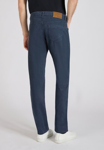 Navyblauwe broek van zacht materiaal, met een recht-model ontwerp, achterzakken en een tan leren label op de tailleband.