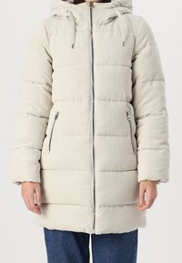 Beige kordfløjl pufferjakke med hætte, lynlås foran og sidelommer. Har et quiltet design og en afslappet pasform.