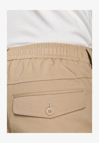 Niewybrane, camel solid