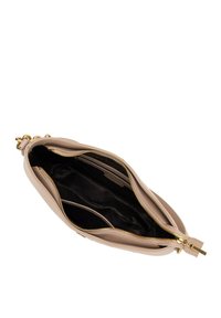 Borsa a mano in pelle beige con finitura testurizzata, chiusure con doppia zip, accessori in tonazione oro e interno in tessuto nero con scomparti.