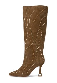 Bota de ante marrón hasta la rodilla con punta afilada, decorada con tachuelas metálicas en un patrón en espiral, que cuenta con un tacón corto con un acento metálico.