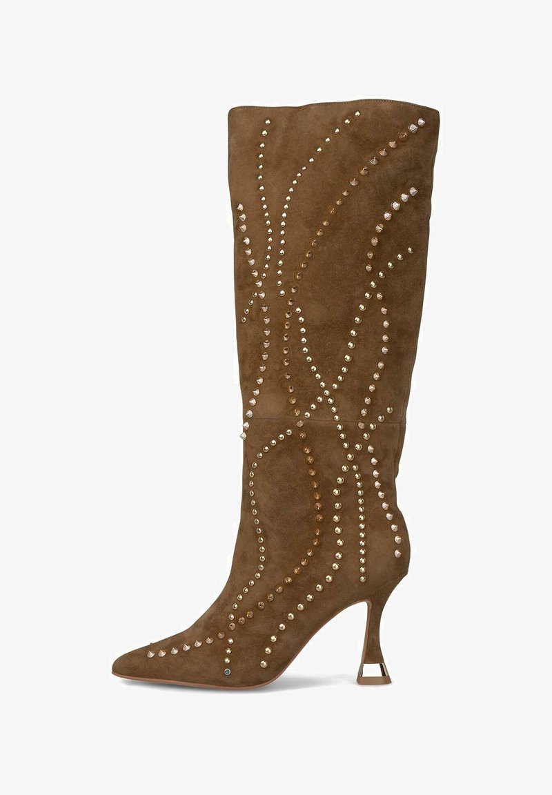 Bota de ante marrón hasta la rodilla con punta afilada, decorada con tachuelas metálicas en un patrón en espiral, que cuenta con un tacón corto con un acento metálico.