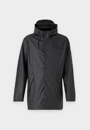 Veste noire imperméable avec capuche, boutons-pression, poches avant et cordons de serrage réglables. Texture lisse avec un design simple.