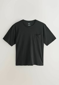 Sort bomulds t-shirt med almindelig pasform, korte ærmer og en brystlomme. Har rund halsudskæring og glat tekstur.