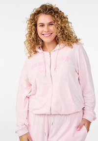 Felpa con cappuccio rosa chiaro con cerniera, cappuccio con coulisse, tasche anteriori e scritta "HOMETOWN CLUB" in rosa più chiaro. Tessuto morbido e vestibilità comoda.