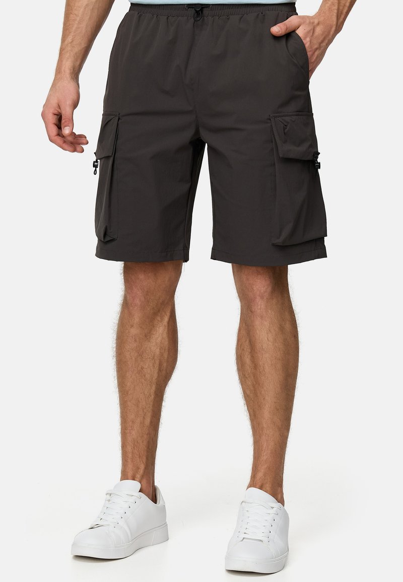 Cargo-Shorts aus dunkelgrauem Stoff mit elastischem Bund und Kordelzug. Sie verfügen über Seitentaschen und zwei große Cargo-Taschen mit Reißverschlüssen.