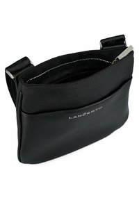 Czarna torba na ramię wykonana z nylonu o gładkim wykończeniu, z zamknięciem na zamek błyskawiczny, wewnętrzną kieszonką i wytłoczonym logo z przodu.