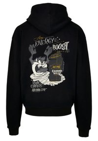 Svart hettegenser med grafisk design som inkluderer en tegneseriefigur, tekst med «ACME ENERGY BOOST», og en illustrasjon av en boks.