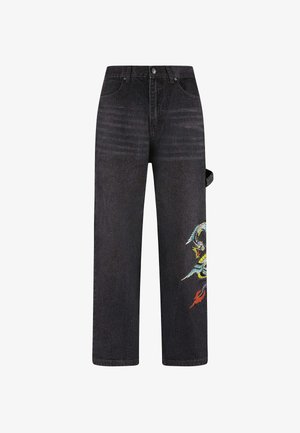 Pantalones vaqueros negros de mezclilla con un corte holgado. Presentan un vibrante diseño bordado de dragón en azul y verde en la pierna derecha, estilo de cinco bolsillos.