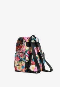 Zaino con motivo floreale che presenta un mix di fiori rosa, gialli e blu. Il materiale è tessuto, con spallacci neri regolabili e tasca laterale.
