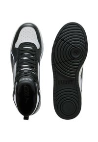 Sneaker alte in bianco e nero con una tomaia in pelle texture, punta perforata, allacciatura tradizionale e suola in gomma con motivo.