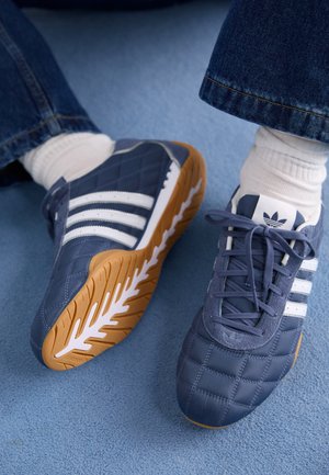 ADIRACER LO UNISEX - Zapatillas - preloved ink/white/gum