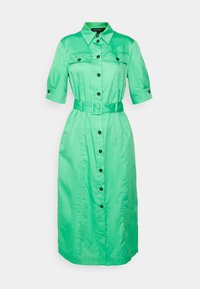 Grünes Satinhemdkleid mit kurzen aufgerollten Ärmeln, durchgehender Knopfleiste, Brusttaschen und passendem Gürtel in der Taille. Glatte Textur und taillierte Silhouette.