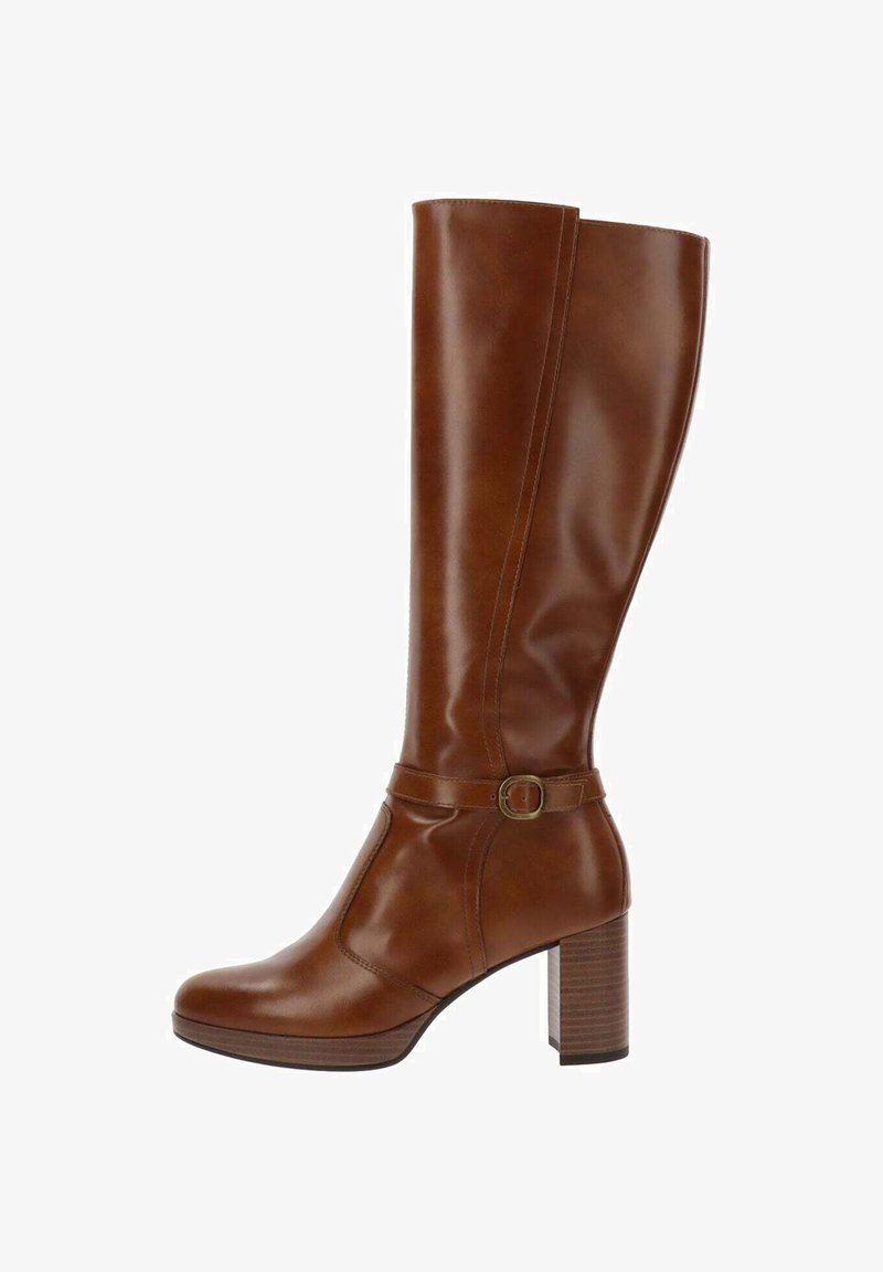 Botte en cuir marron à hauteur du genou avec un bout rond, un talon épais et des détails de sangle ornés d'une boucle. Texture lisse avec un éclat subtil.