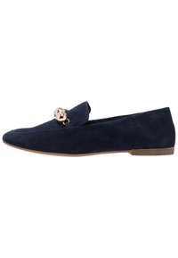 Mocasines de ante navy tipo slip-on con un acento metálico dorado en la parte superior, con suela plana y diseño de punta afilada.