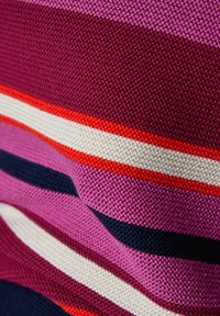 Gestrickter Stoff mit horizontalen Streifen in verschiedenen Lila-, Marineblau-, Weiß- und Orangetönen. Texturierte Oberfläche mit unterschiedlich breiten Streifen.