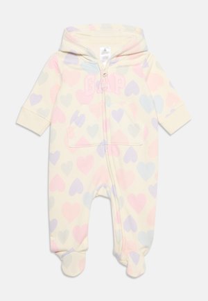 Body bébé de couleur crème avec des cœurs rose pastel, bleu et gris, capuche, fermeture éclair devant et logo "GAP" sur la poitrine.