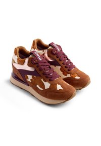 Baskets brunes et écru avec un design en daim et imprimé vache. Comprend des accents violets, des lacets plats, une semelle en caoutchouc et un col rembourré.