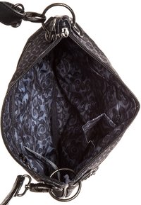 Bolso negro con cierre de cremallera, con un interior de tela estampada en tonos oscuros. Incluye múltiples compartimentos para la organización.