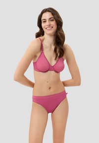 Rosa BH- und Bikini-Set aus glattem Stoff. Der BH hat verstellbare Träger und einen Bügel; der Bikini verfügt über einen weichen elastischen Bund.