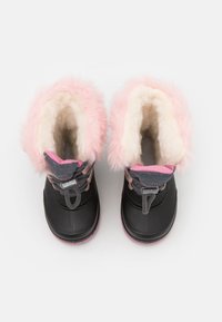 Bottes d'hiver imperméables noires et roses avec une doublure floue rose, des lacets gris et des semelles en caoutchouc. Doublure visible sur le bord supérieur.