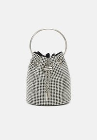 Sølv rhinestones bøtte taske med sort stofforing, metal ringebeslag, og snøre lukning med metalliske detaljer og dekorativ kæde.