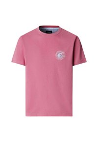 T-shirt rosa a maniche corte con scollo rotondo e piccolo logo circolare bianco e blu sul petto a sinistra.