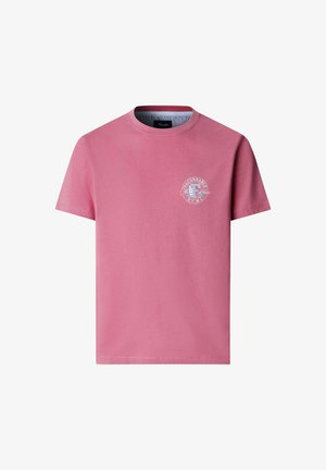 Camiseta rosa de manga corta con cuello redondo y pequeño logo circular blanco y azul en el lado izquierdo del pecho.