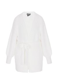 Fehér kötött kardigán hosszú ujjakkal, nyitott elülső résszel és megkötős övvel. Bolyhos textúrával rendelkezik, és bordázott részletek találhatók az ujjak mentén.