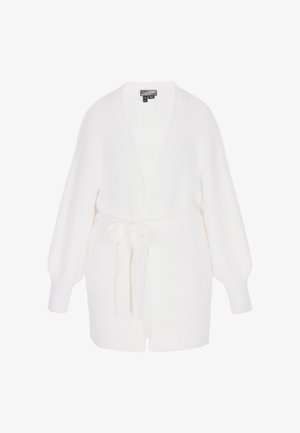 Biały sweter robiony na drutach z długimi rękawami, otwartym przodem i paskiem do związania. Charakteryzuje się puszystą teksturą oraz prążkowanymi detalami na rękawach.