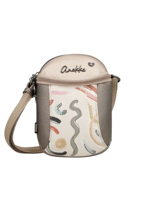 Piccola borsa a tracolla beige e taupe con motivi astratti multicolore, chiusura con zip e logo "Anekke" sulla parte superiore.
