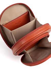 Borsa rotonda in pelle arancione con chiusura a zip; presenta un interno in tessuto beige, una piccola tasca con zip e vari scomparti.