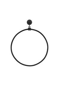 Zwarte choker ketting met een glad, rond metalen middelpunt. Het ontwerp heeft een gestructureerde, flexibele band voor een strakke pasvorm.