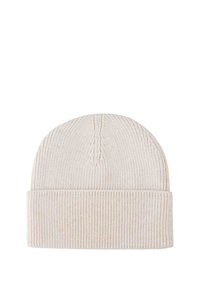 Gehaakt beanie in off-white, met een geribbelde textuur, omgevouwen boord en verticale naaddetails aan de bovenkant voor extra structuur.