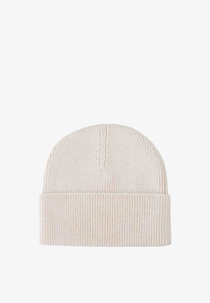 Gehaakt beanie in off-white, met een geribbelde textuur, omgevouwen boord en verticale naaddetails aan de bovenkant voor extra structuur.