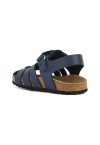 Sandal in pelle blu navy con più cinturini, fibbia regolabile e soletta in sughero. Suola in gomma nera testurizzata per grip.