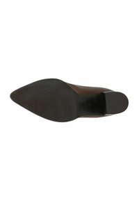 Hnědá kožená bota s špičatou špičkou a texturovanou černou gumovou podrážkou. Má štíhlý podpatek a minimalistický design bez ozdob.