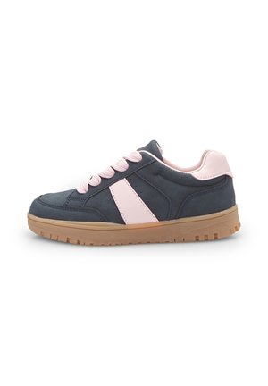 Ciemnoniebieski i różowy niski sneaker z różowymi sznurówkami i beżową teksturowaną gumową podeszwą, zaprezentowany z boku na białym tle.