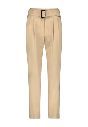 Beige højtaljede, tilspidsede bukser med plisseringer og matchende stofbælte med en mørk rektangulær spænde.