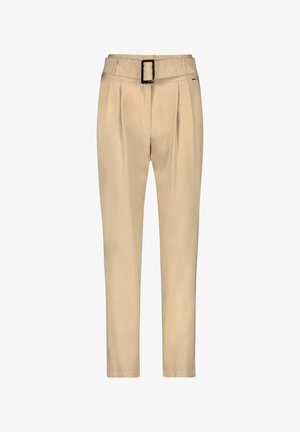 Beige højtaljede, tilspidsede bukser med plisseringer og matchende stofbælte med en mørk rektangulær spænde.