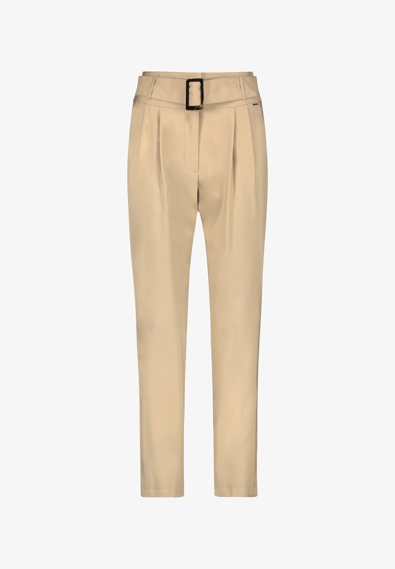 Pantalon beige taille haute fuselé avec plis et ceinture en tissu assortie avec une boucle rectangulaire foncée.